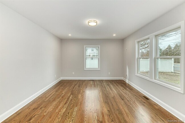Building Photo - 479 Woodbury Rd