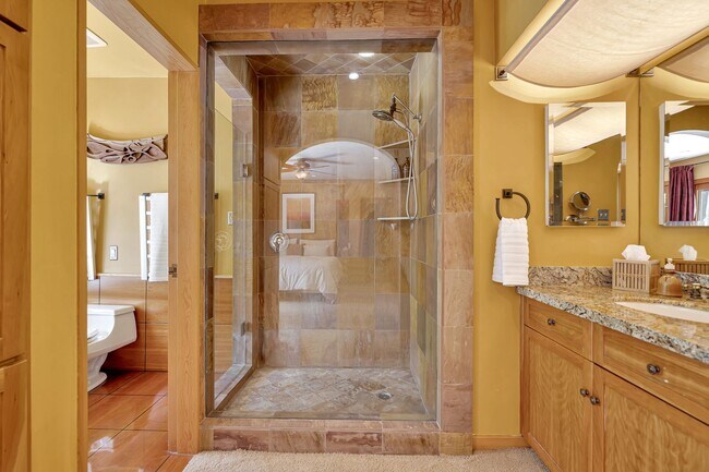 Building Photo - HOLIDAY SPECIAL***2 WEEKS FREE** 3 Bed/2 Bath Oasis in Royal Woods - Available Now