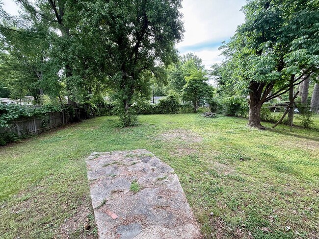 Building Photo - 2310 Fairfield Dr