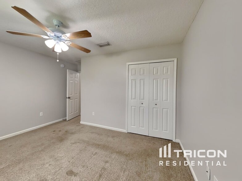 Building Photo - 2450 Creekfront Dr