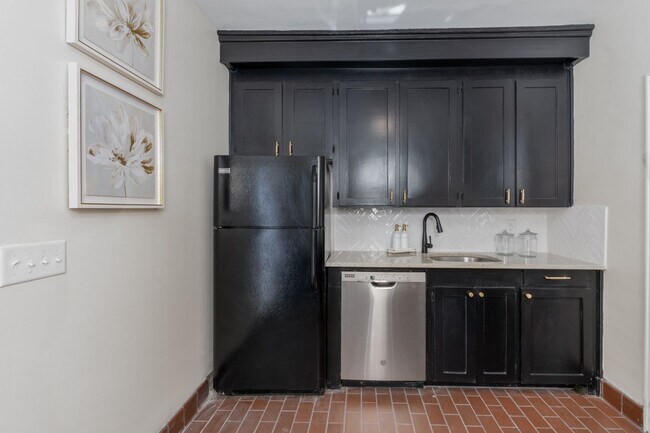 Building Photo - Leasing Now! - Charming 3-Bed, 2-Bath Stone Cottage in Shandon/Wales Garden - Walk to 5 Points!