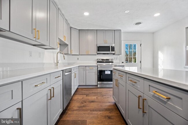 Building Photo - 49415 Holland Manor Dr