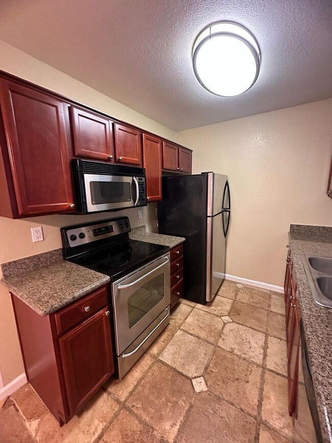 Building Photo - 2 bedrooms 2 bath condo Top floor for rent in Fremont