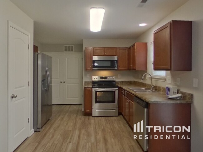 Building Photo - 6613 Pennacook Dr