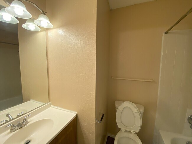 Bedroom 2 bathroom - 10661 Starcrest Dr