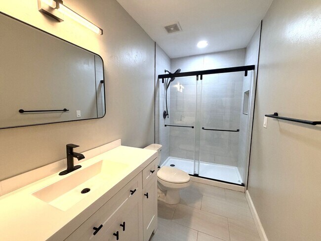 Building Photo - FIRST MONTH'S FREE RENT 2/1 STUNNING CONDO...