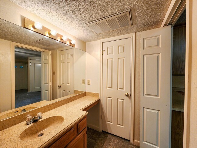 Building Photo - 1311 Antoine Dr