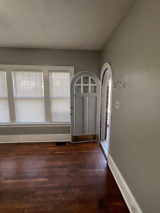 Building Photo - Classic Brick bungalow in the Heart of Bristol Virginia. Property has been freshly painted and is...
