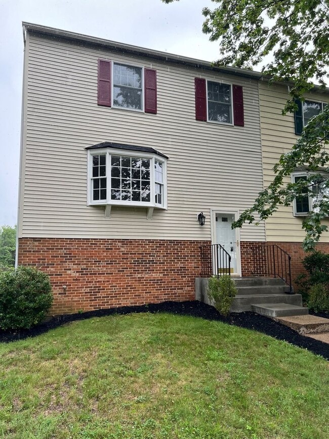 Primary Photo - Spacious 3 Level Townhome with New Floorin...