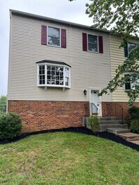 Building Photo - Spacious 3 Level Townhome with New Floorin...