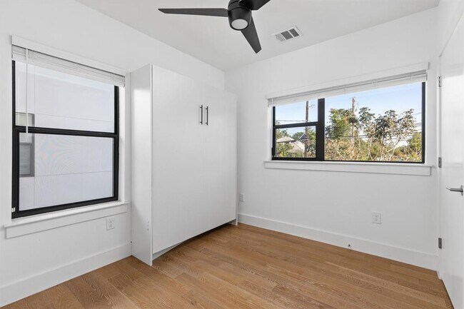 Building Photo - 1128 Chicon St