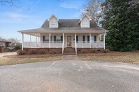 Building Photo - Beautiful 3 BR, 3BA Home-District 1 Schools, Walking Distance to Downtown Inman