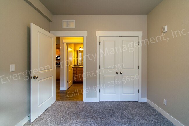 Building Photo - 2715 Iowa Dr