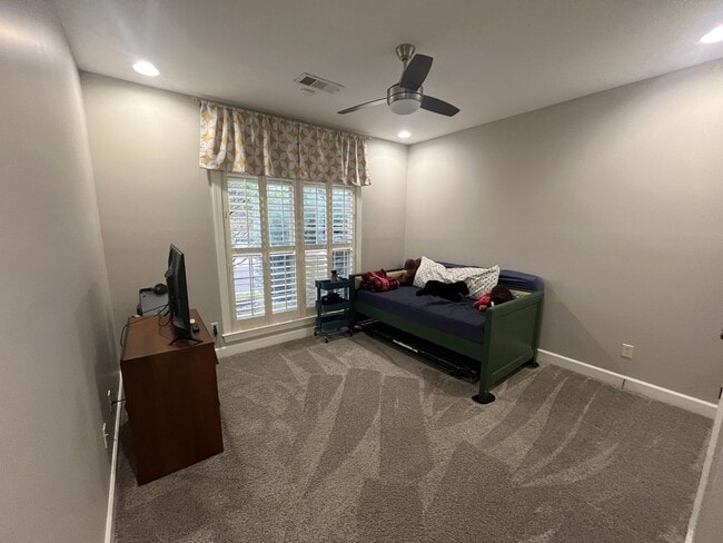 Building Photo - Beautiful 5 Bed 3 Bath Home! Fall 2026!