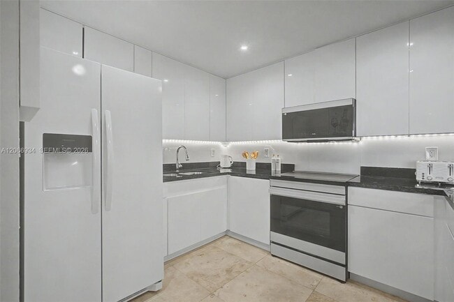Building Photo - 2301 Collins Ave