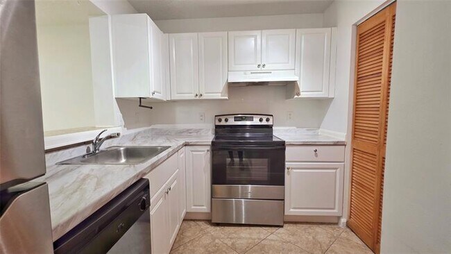 Building Photo - 1350 SE 3rd Ave