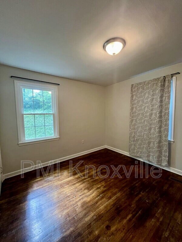 Building Photo - 926 Ledgerwood Ave