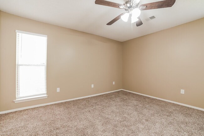 Building Photo - 10674 Oak Leaf Dr