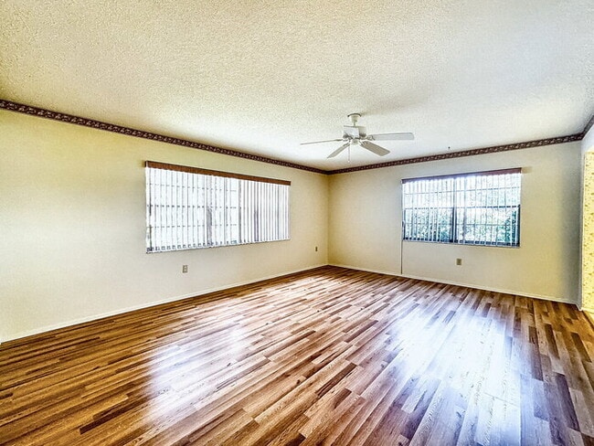 Building Photo - "Charming 2-Bedroom Oasis with 2 Full Baths in New Port Richey - Spacious 1747 Sq. Ft. Gem!"