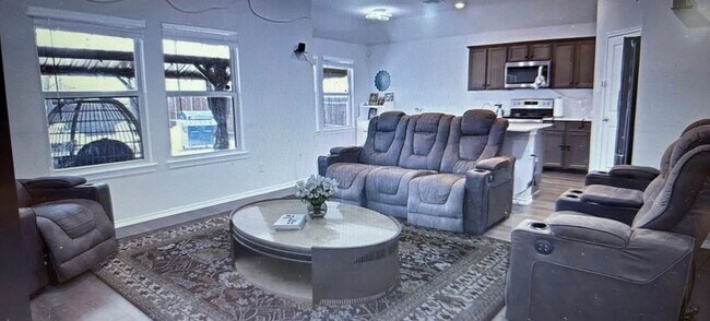 Building Photo - 808 Glover Dr
