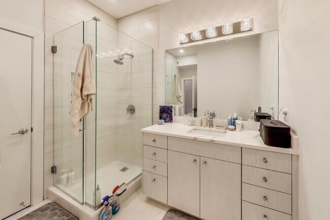 Building Photo - 1534 W Fullerton Ave