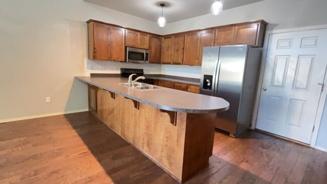 Building Photo - 2 Bedroom 2.5 Bath House