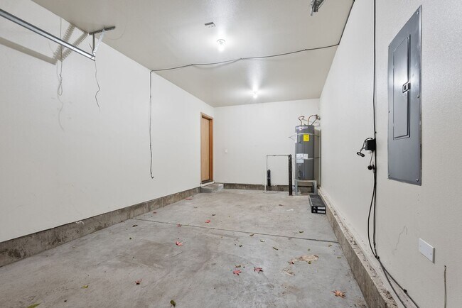 Building Photo - 4bed/2.5 Bath home - Available in SE Portland,