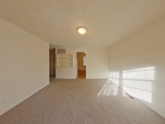 Building Photo - 3 Bedroom Home