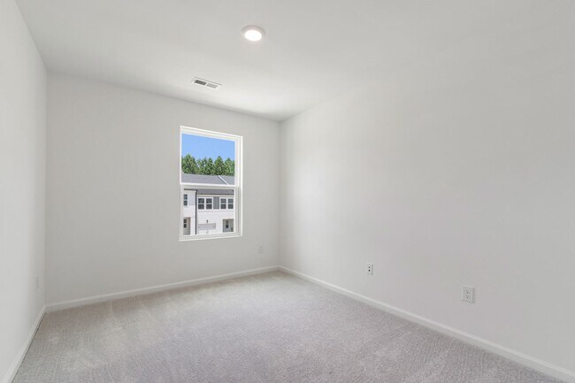 Building Photo - Spacious End-Unit 3-Bedroom Townhome in Pr...