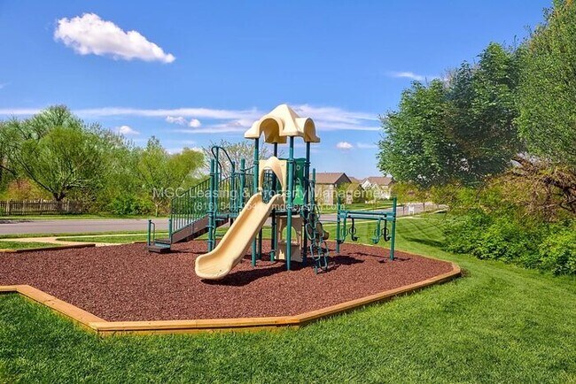 Building Photo - 3 Bedroom Luxury Townhome in Lee's Summit