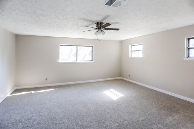 Building Photo - 502 Rosewood Dr