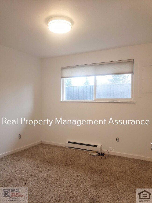 Building Photo - Charming 3BR/1.5BA Duplex Unit Now Availab...