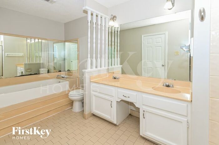 Building Photo - 1053 Boones Hollow Dr