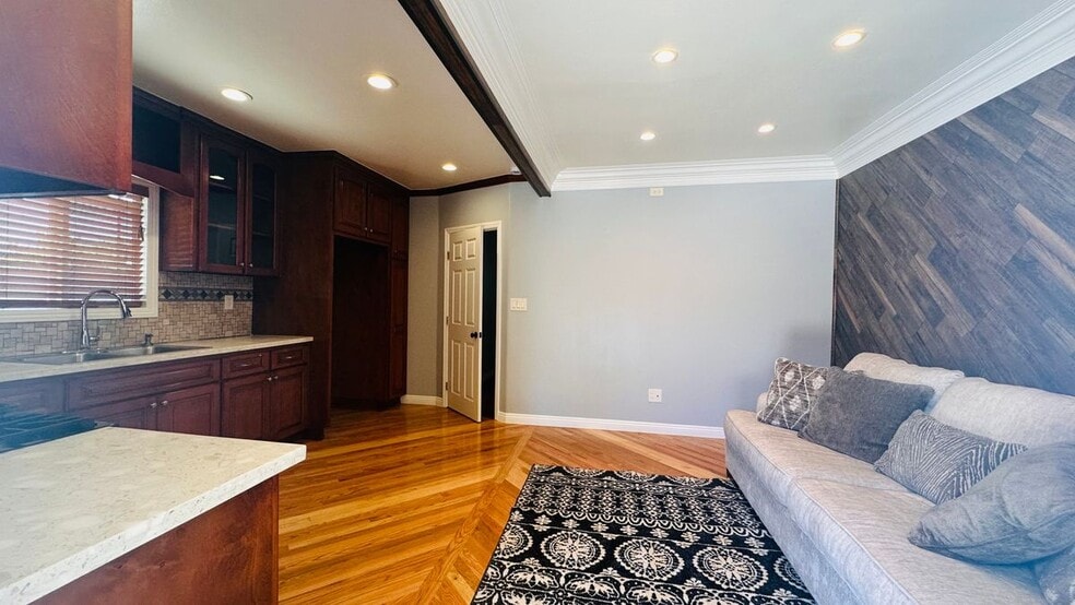 Building Photo - 1255 E 88th Pl