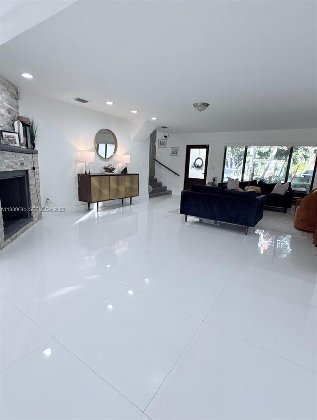 Building Photo - 9495 Dominican Dr