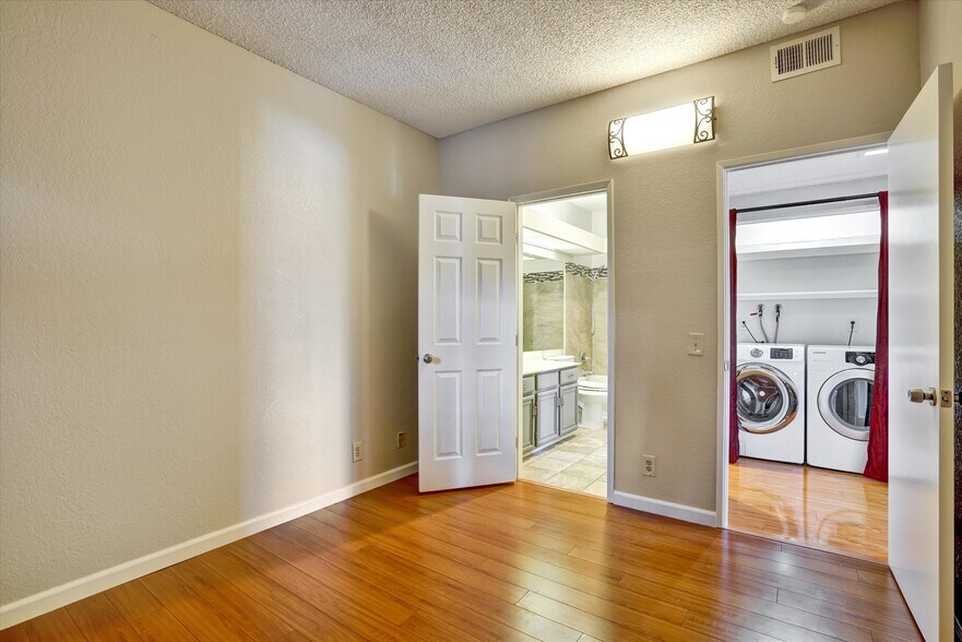 Building Photo - 3402 Pinewood Terrace