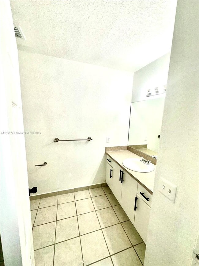 Building Photo - 2901 Riverside Dr