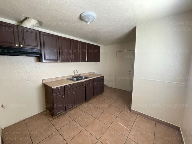 Building Photo - 2 bedroom 1 bathroom house.