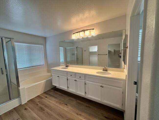 Building Photo - A stunning 4-bedroom haven, fully renovate...