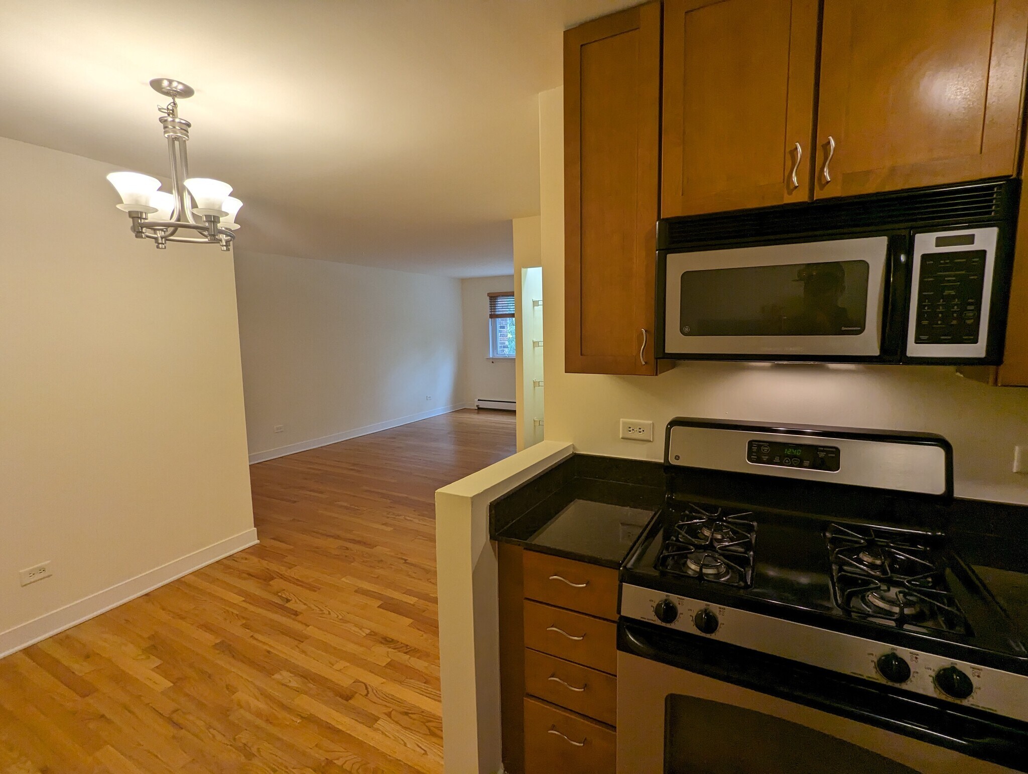 Building Photo - 618 W Wrightwood Ave