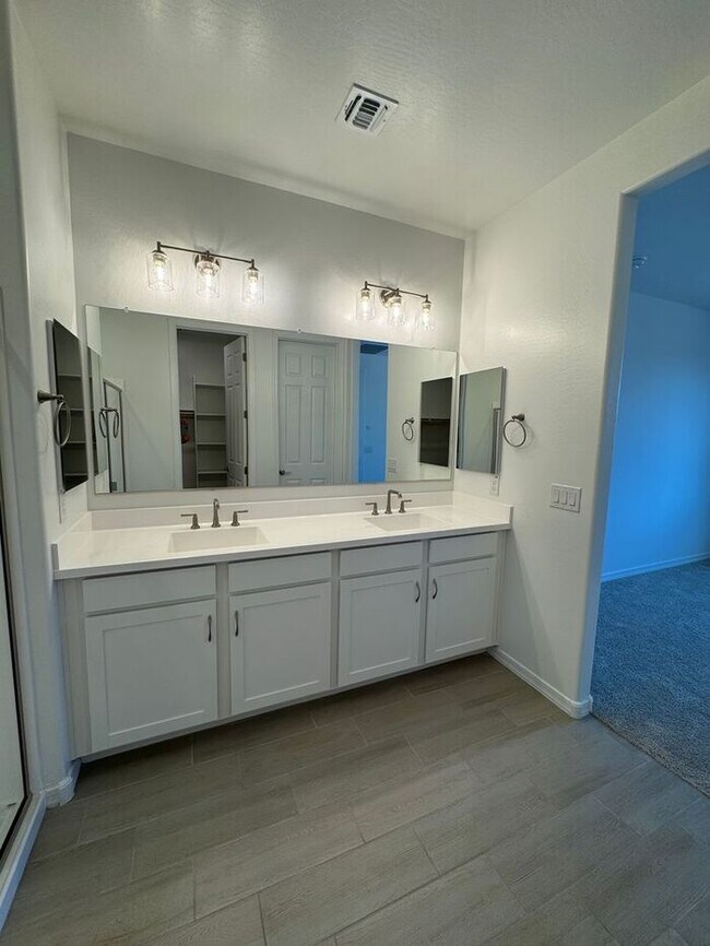 Building Photo - NEW 5 Bedroom 3 bathroom home in Surprise!
