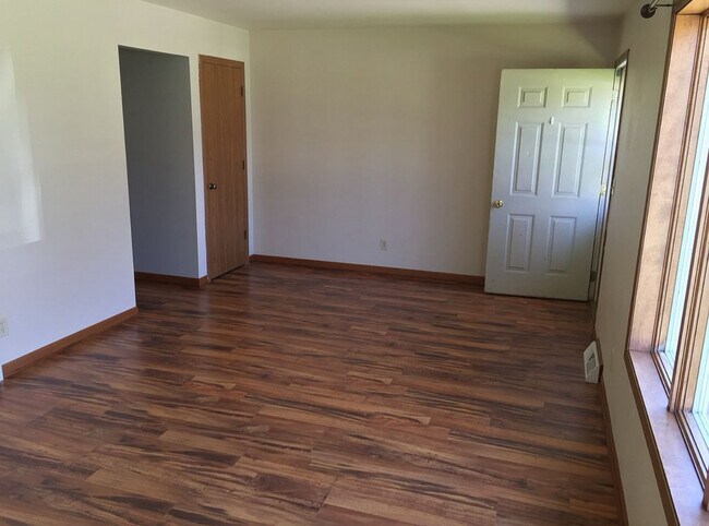 Building Photo - 4413 Menasha Ave