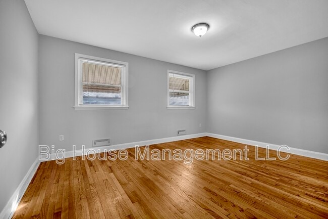 Building Photo - 4310 Roberton Ave