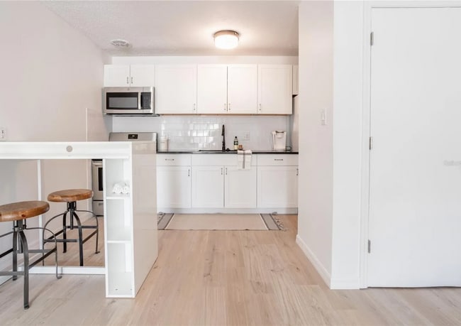 Building Photo - Cutest 2 Bed/ 1 Bath Near UF-Furnished!