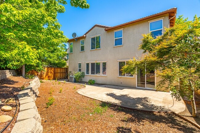 Building Photo - Spacious Folsom Parkway Home Near The Back...