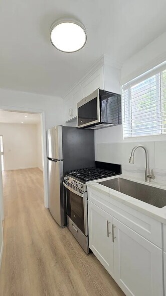 kitchen - 1041 N Edinburgh Ave