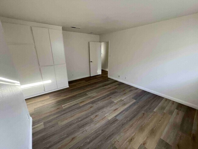 Building Photo - COMPLETELY UPDATED ONE BEDROOM APARTMENT IN TARZANA!