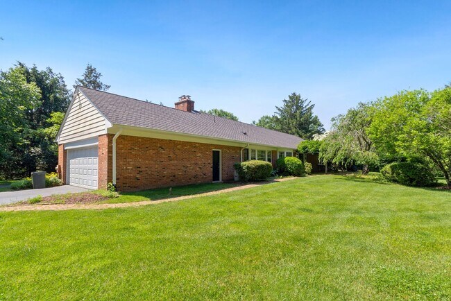 Building Photo - 3 Bed 3 Bath - Potomac Falls Rambler - 2 Car Garage