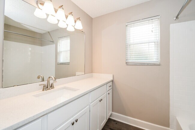 Building Photo - 3303 Hampstead Dr