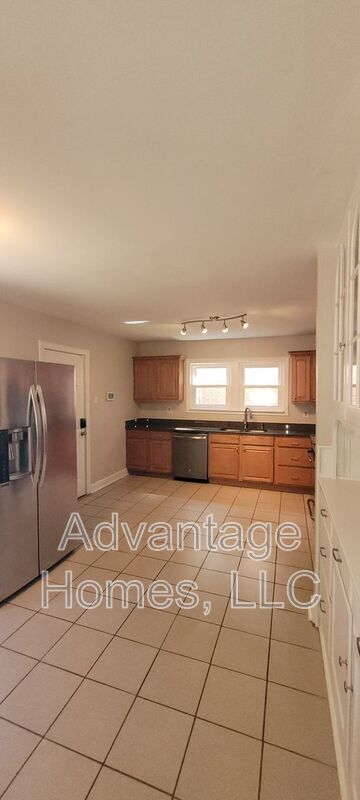 Building Photo - 200 E 73rd Terrace